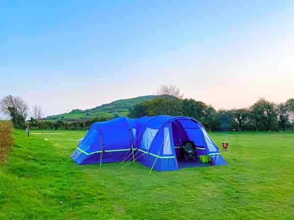 Emplacement pour tente ou camping-car sur herbe sans électricité
