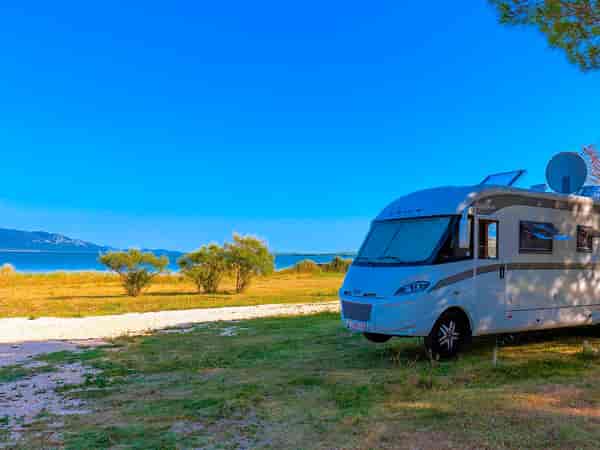 Fully-serviced grass and gravel pitch (lake view, premium)