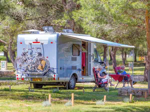 Fully-serviced grass and gravel pitch (premium)