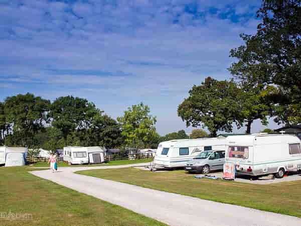 Piazzola roulotte/camper su ghiaia completamente attrezzata