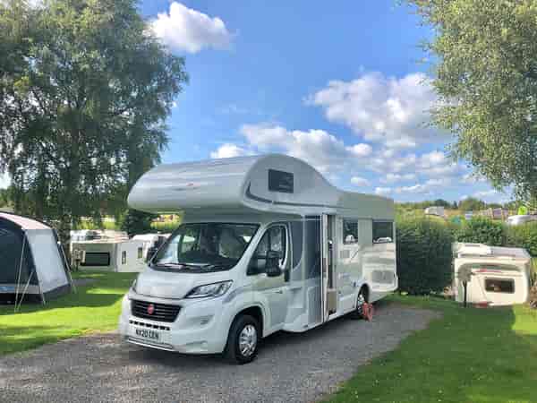 Emplacement pour véhicule de tourisme sur sol dur avec électricité