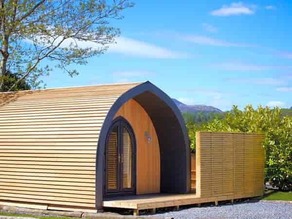 Lochview Hideout microlodge (hot tub)