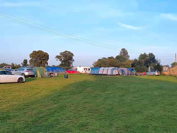 Staplaats voor caravan en camper op gras , met elektriciteit