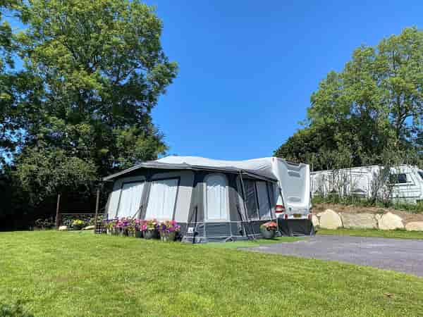 Emplacement pour véhicule de tourisme sur sol dur avec branchements d'eau, d'égout et d'électricité