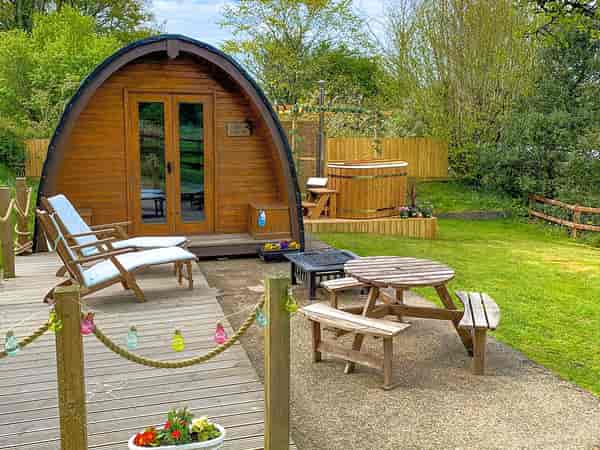 Ty Cnocell camping pod (2 adults and 2 children, hot tub)