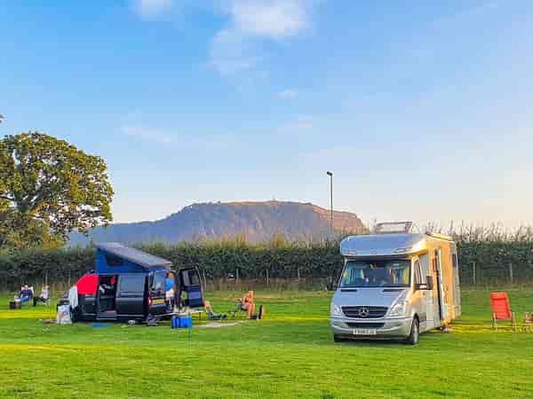 Staplaats voor caravan en camper op gras zonder elektriciteit