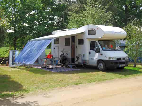 Emplacement sur herbe avec électricité optionnelle