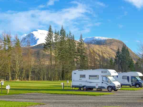 Plass for campingvogn på hardt underlag , med strøm