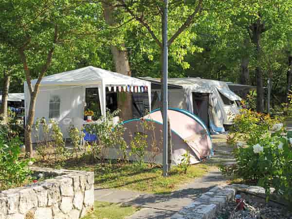 Emplacement pour caravane sur herbe avec électricité optionnelle