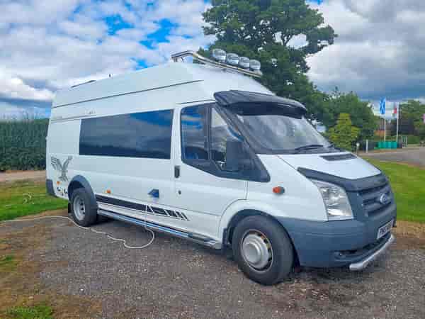 Piazzola roulotte/camper Hawk su terreno battuto e erba con elettricità (massimo 2 adulti)