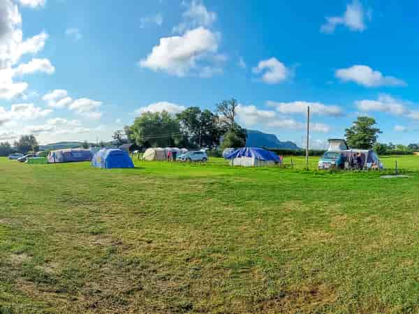 Staplaats voor een tent of voor vouwwagen op gras zonder elektriciteit