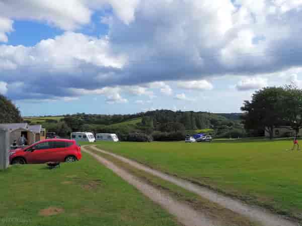 Emplacement pour caravane sur herbe avec électricité