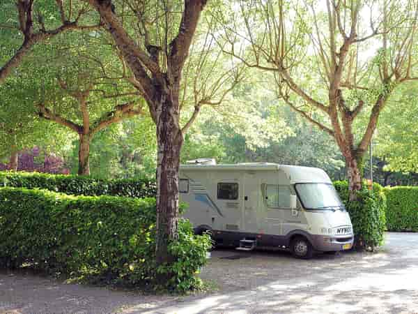 Emplacement pour camping-car sur herbe avec électricité optionnelle