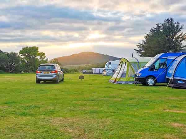 Emplacement pour tente, pour caravane pliante ou van sur herbe avec électricité