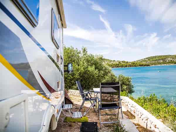 Fully-serviced grass and gravel pitch (sea view)