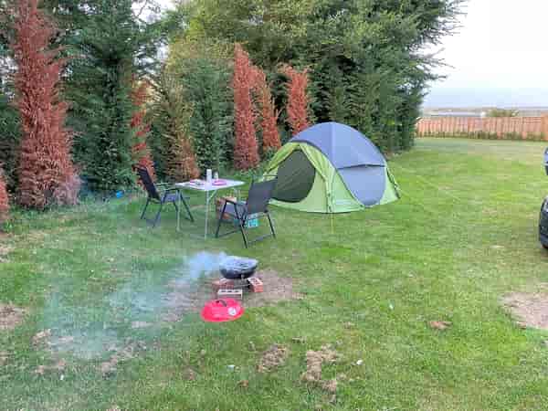 Emplacement pour tente ou pour caravane pliante sur herbe sans électricité