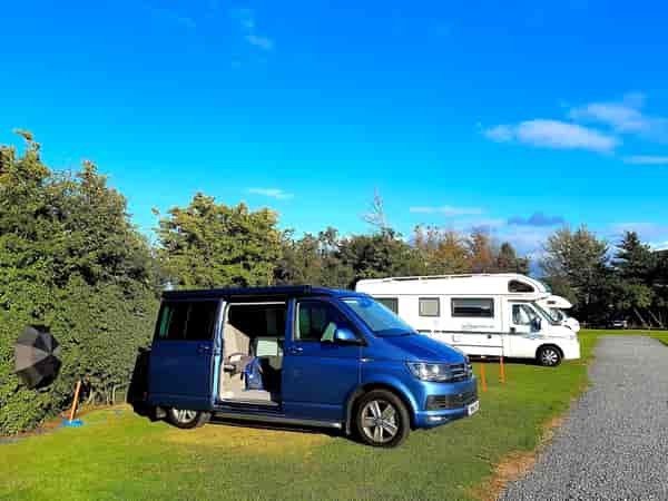 Emplacement pour véhicule de tourisme (Field 1) sur herbe avec électricité (petit(e))
