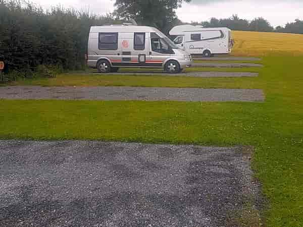 Plass for campingvogn på gressplen og grus full service (2 voksne og 2 barn, maks. 2 voksne)