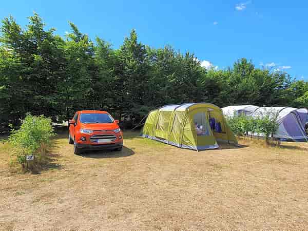 Parcel·la de gespa sense electricitat per a tenda de campanya, per a remolc tenda o per a caravana