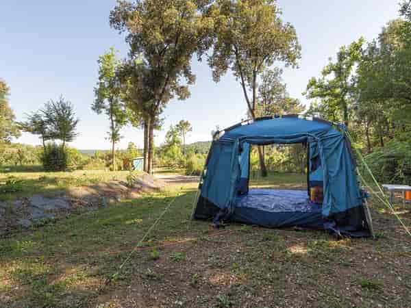 Emplacement sur herbe avec électricité optionnelle (suprême)
