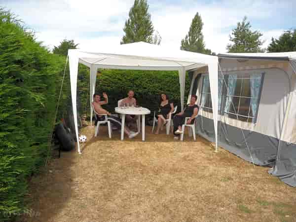 Emplacement pour tente sur herbe sans électricité (en solo, sans voiture)