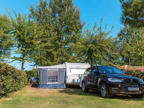 Emplacement (Azzurra) sur herbe avec branchements d'eau, d'égout et d'électricité