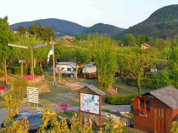 Emplacement sur sol dur et herbe avec électricité