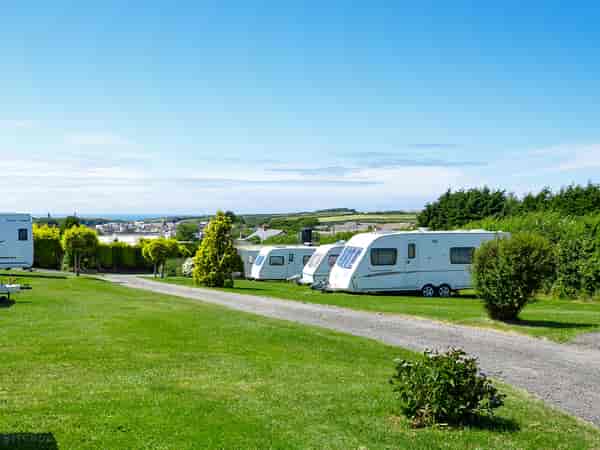 Piazzola roulotte/camper su terreno battuto e erba con elettricità