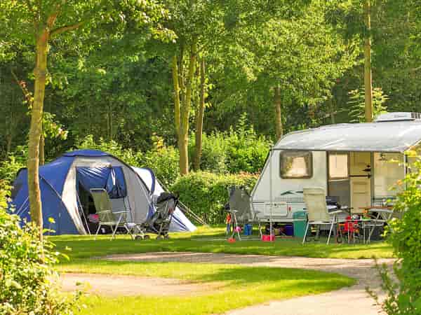 Staplaats voor een tent, voor vouwwagen of voor caravan op gras , elektriciteit optioneel