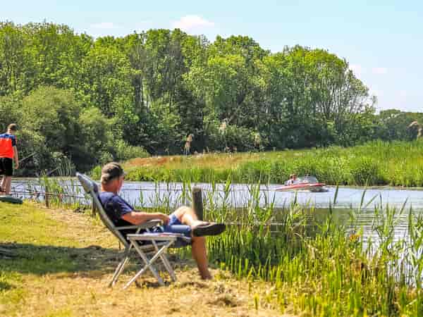 Fully-serviced grass pitch (comfort, no pets, waterside)