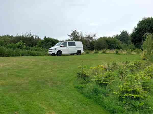 Grasbewachsener Campervan-Stellplatz ohne Stromanschluss