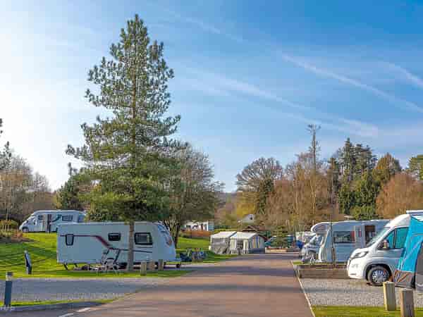 Parcela de gravilla y suelo duro con electricidad para caravanas y autocaravanas