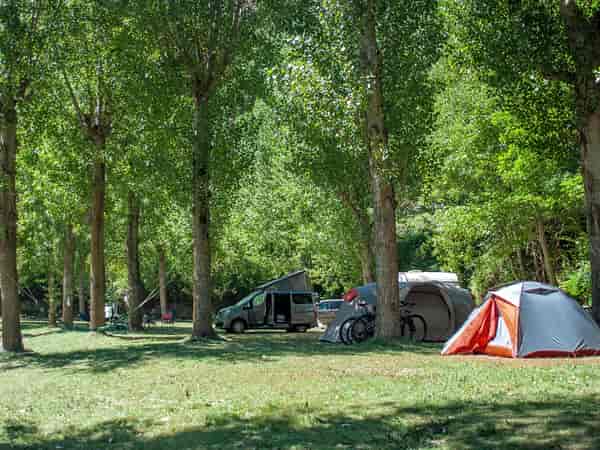Parcel·la de gespa amb electricitat opcional per a tenda de campanya, per a remolc tenda o per a caravana