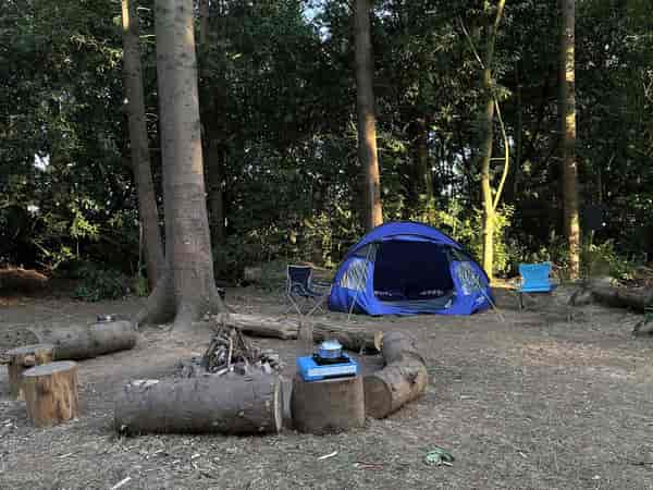 Non-electric forest floor tent pitch