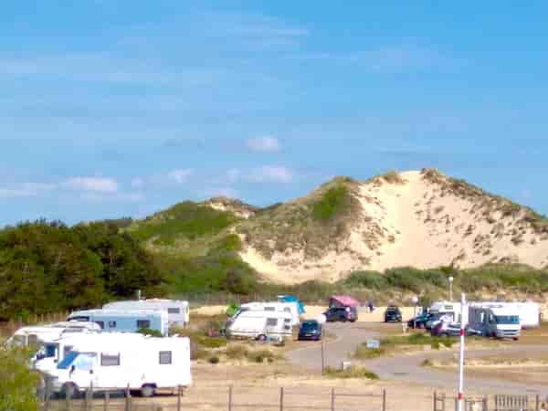 Plass for campingvogn på hardt underlag , med strøm (for to personer)