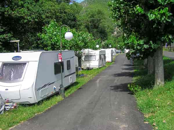 Emplacement pour tente, pour caravane pliante ou pour caravane sur herbe avec électricité optionnelle
