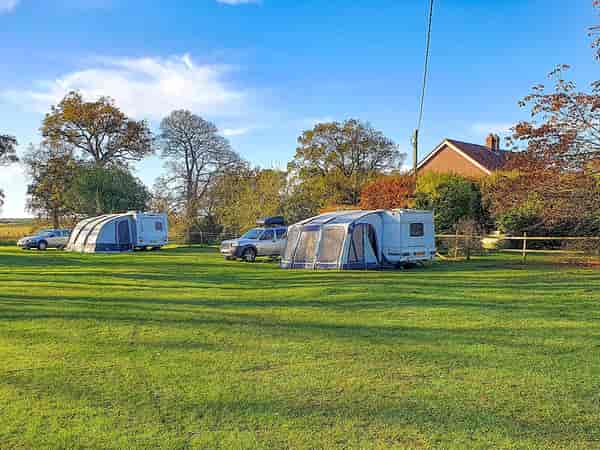 Piazzola roulotte/camper su erba con elettricità