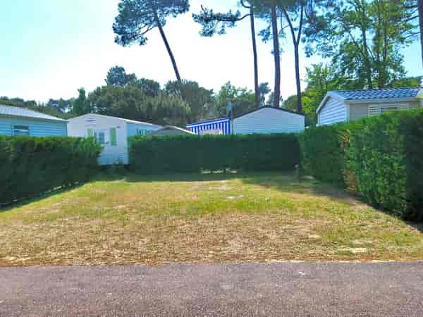 Emplacement pour véhicule de tourisme sur herbe et sur sable avec électricité
