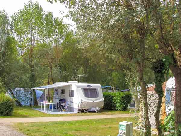 Emplacement sur herbe avec électricité optionnelle