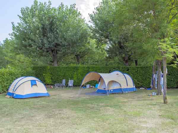 Emplacement pour tente ou pour caravane pliante sur herbe avec électricité optionnelle