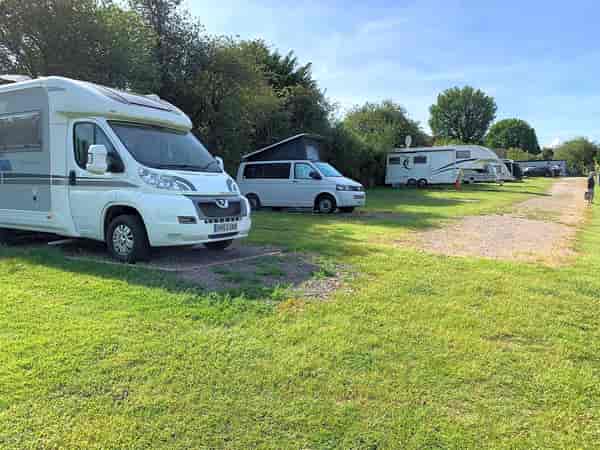 Staplaats voor caravan en camper op gras en grind , met elektriciteit