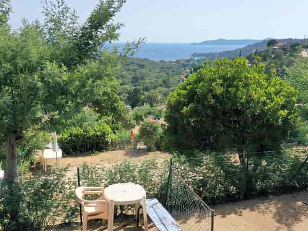 Emplacement pour tente sur herbe et sur sol en terre avec électricité optionnelle