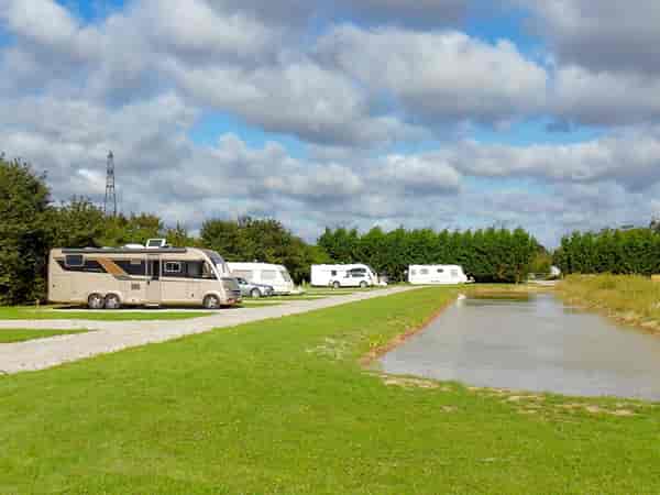 Staplaats voor caravan en camper op harde ondergrond en gras , met elektriciteit (uitzicht op een meer)