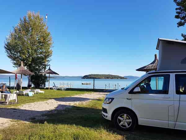 Emplacement pour camping-car sur sol dur et herbe avec électricité