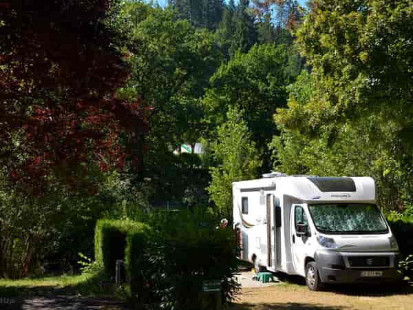 Emplacement sur herbe avec branchements d'eau, d'égout et d'électricité