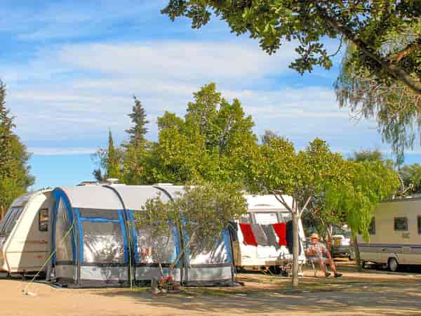 Parcela de gravilla con electricidad opcional