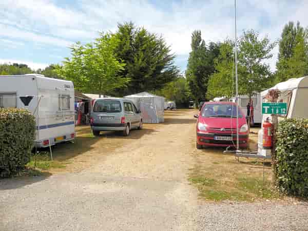 Emplacement pour camping-car sur herbe avec électricité