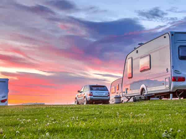 Staplaats op gras en aarde , met elektriciteit