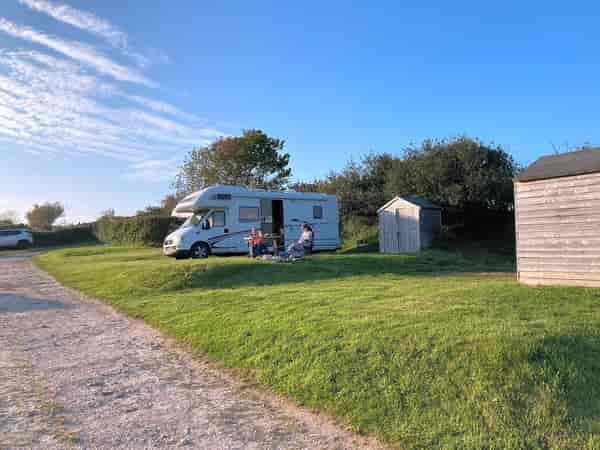 Emplacement pour camping-car sur herbe avec électricité