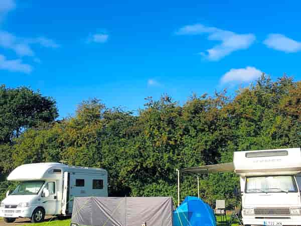 Piazzola roulotte/camper Fox su terreno battuto e erba con elettricità (massimo 2 adulti)